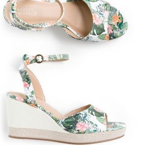 Market & Spruce Floral Wedge